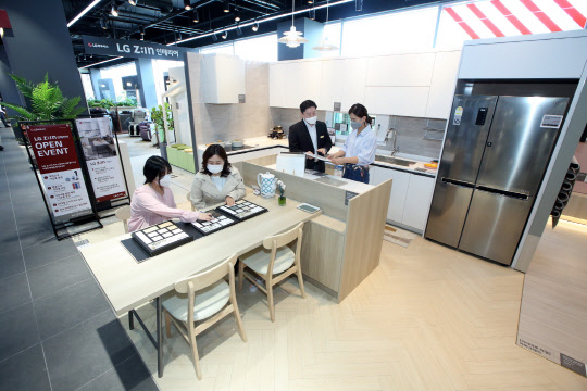 롯데하이마트 메가스토어 수원점에 입점해 있는 LG지인 인테리어 매장에서 인테리어 상담을 받고 있는 모습.  LG하우시스 제공